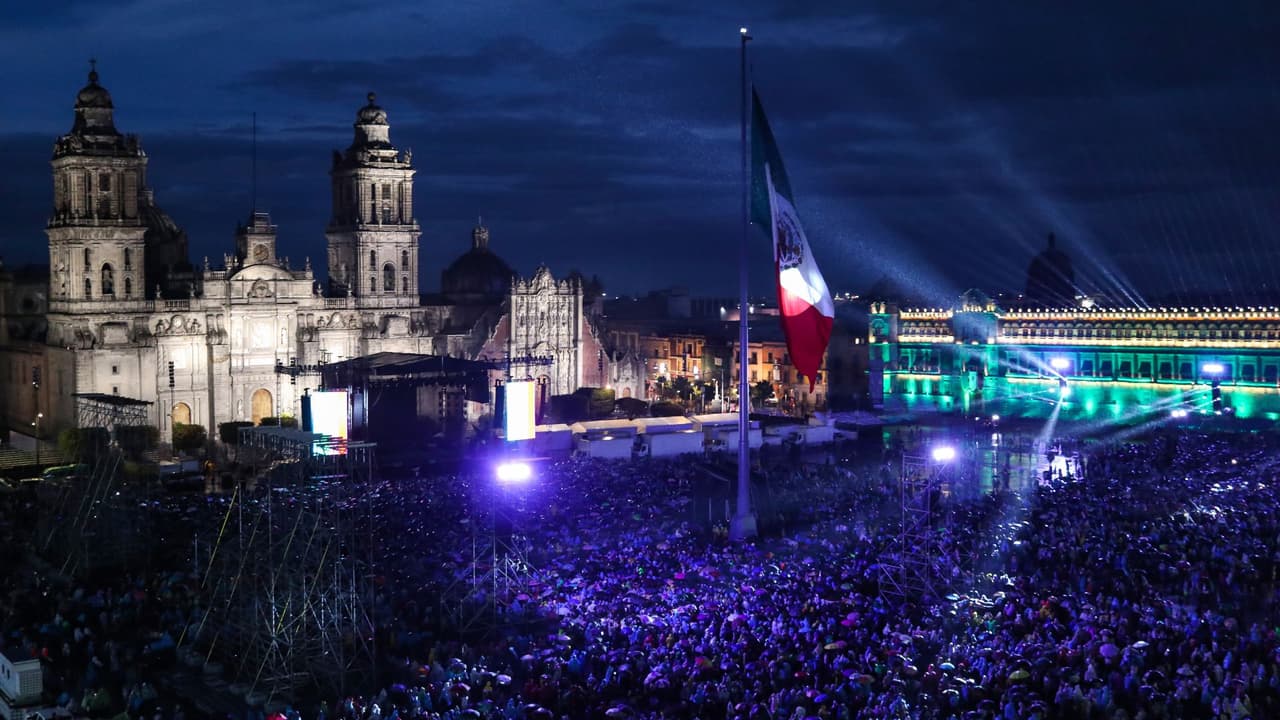 En video: Después de dos años de restricciones por la pandemia del coronavirus, en el Zócalo, el corazón de la Ciudad de México, se vivió una verdadera fiesta multicolor.