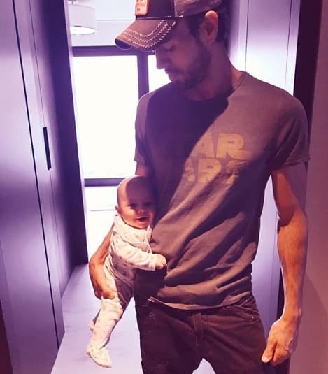 El intérprete de 'Bailamos' escribió, a los meses de haber sido papá: "I still can’t believe..... you’re mine (todavía no puedo creerlo...eres mía)", en esta instantánea.