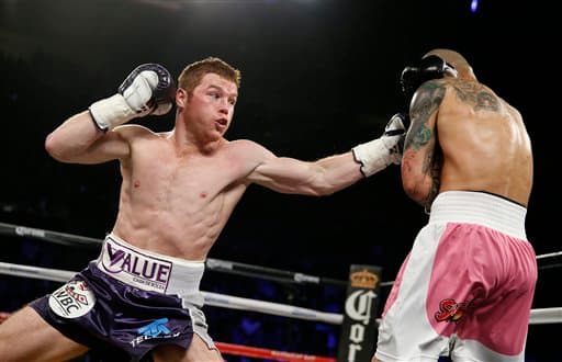 La pelea inició pareja, los dos salieron a dar todo.