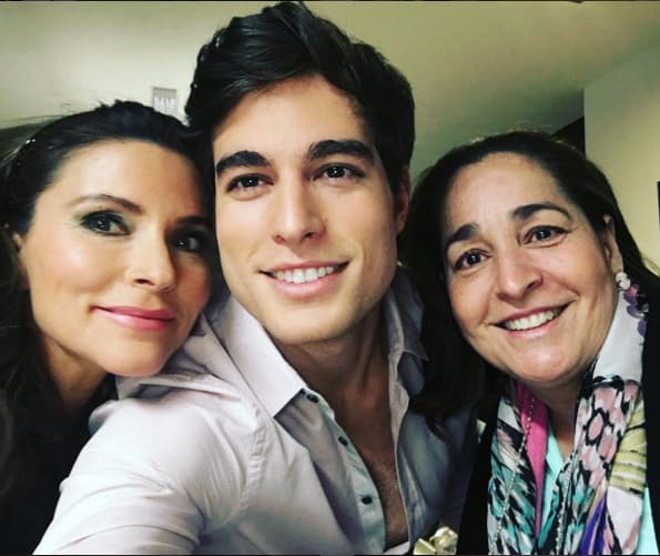 Issabela Camil da vida a su madre en la telenovela, por eso Danilo escribió en esta foto: "Con mis dos mamás @elsita_huerta e @issabelacamil #BENDECIDO".