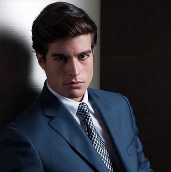 Es uno de los villanos principales de "Pasión y Poder".