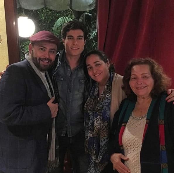 Su abuelita también fue a conocer su nuevo hogar.