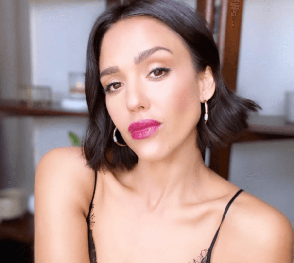 Además, con 40 años, es una mujer de negocios y promotora del estilo de vida saludable, que desafía constantemente con su mensaje los conceptos de la sociedad sobre la belleza.