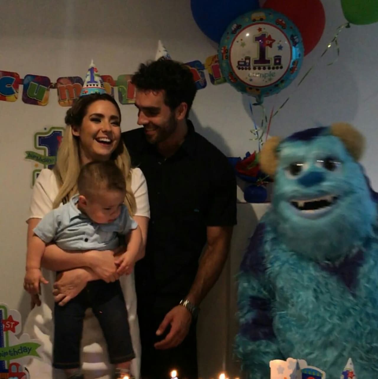 Marcus y Ariadne se tomaron una foto familiar en el primer cumpleaños de su hijo.