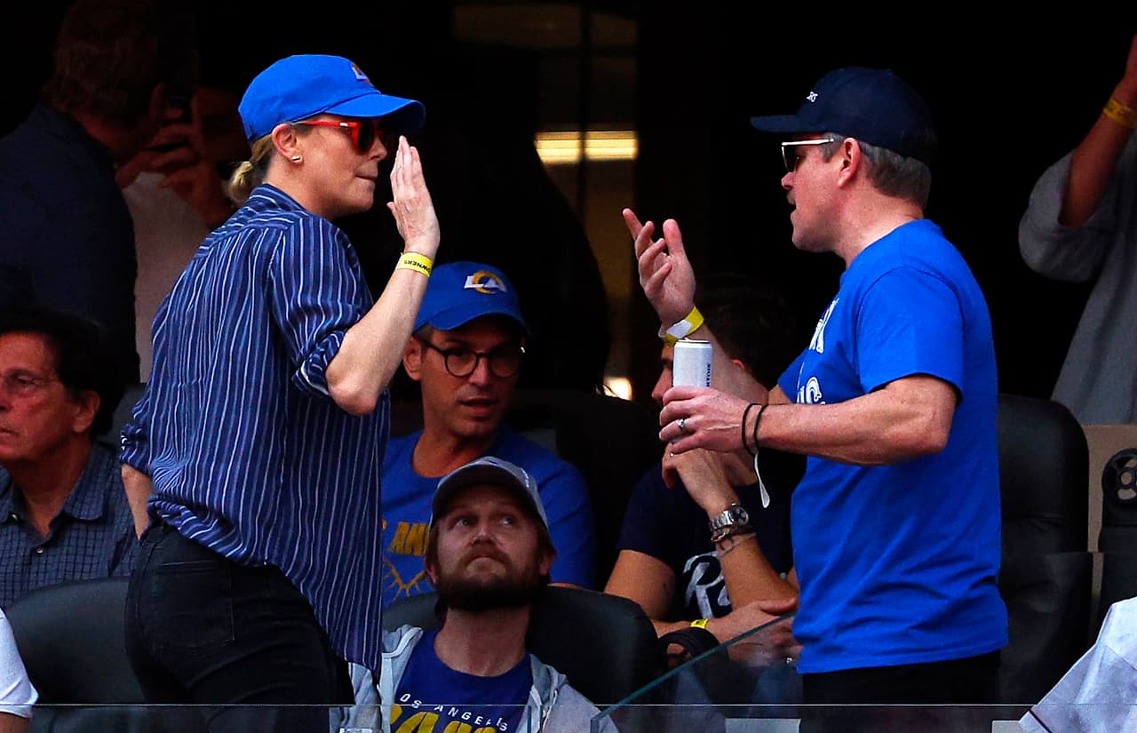 Por ahí también se observó a la actriz Charlize Theron junto a Matt Damon, el mejor amigo de Ben Affleck y con quien coincidió en el recinto deportivo.