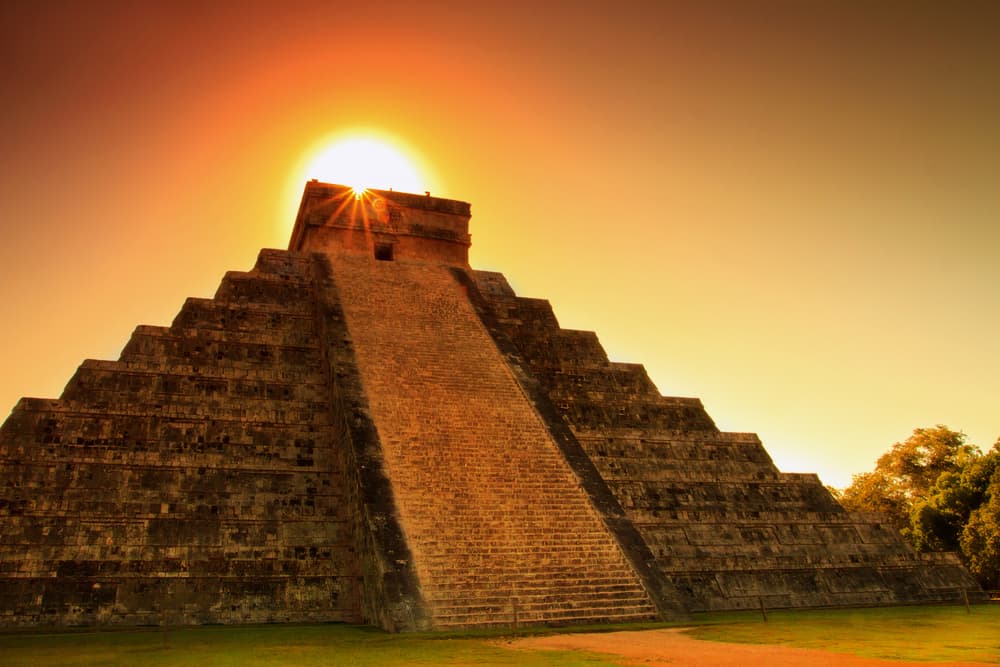 Chichén Itzá es uno de los sitios más populares donde cada año se puede apreciar el descenso de la serpiente Kukulkán o Kuculcán por la pirámide o templo que lleva su nombre. Ese día, en sus escalinatas y particularmente en sus pretiles o balaustradas, se proyectan durante el transcurso del día del equinoccio las sombras de las aristas de las plataformas que conforman el impresionante edificio, creando así la imagen del cuerpo de la llamada serpiente-dios, la cual al paso de las horas parece moverse descendiendo y rematando en la cabeza pétrea situada en la base inferior de la escalinata. Un momento en el que todos los participantes estallan en exclamaciones jubilosas y confirma el gran conocimiento astronómico que tenían los mayas desde mucho tiempo antes de la conquista europea.