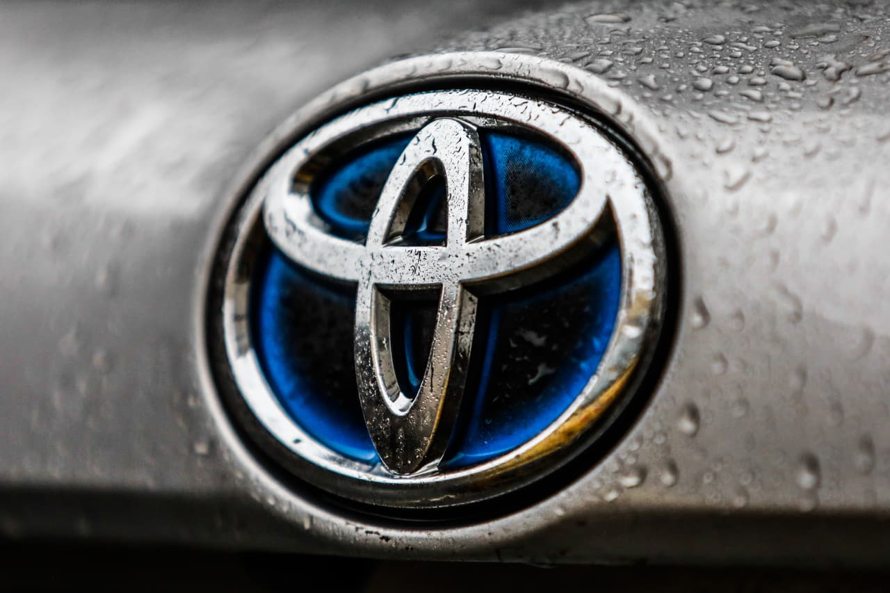 <b>Puesto 12. Toyota</b>
<br>
<br>Valor de la marca en 2021: 59,500 millones de dólares.
<br>
<br>Cambio en el valor de la marca de 2020 a 2021: +2.4% (+1,400 millones de dólares).
<br>
<br>Sector: automotriz.
<br>
<br>País: Japón.
<br>
<br>Es la marca de vehículos más valiosa del mundo. En marzo de 2021 su empresa matriz tenía una participación de mercado del 12.6% de las ventas de automóviles a nivel global.Aunque la pandemia redujo la demanda de automóviles, Toyota aún pudo expandir el valor de su marca en un 2.4%.