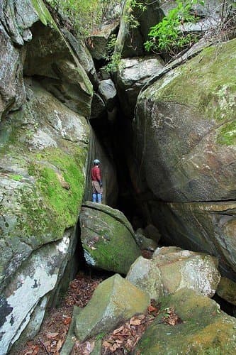 <b>Bat Cave (Condado de Henderson)</b>: Si bien es de propiedad privada y está protegida por North Carolina Nature Conservancy, Bat Cave todavía está abierta para recorridos privados. Como la cueva tectónica más grande del estado, los pasajes mapeados alcanzan 1.4 millas. Algunas partes de la caverna se extienden a 85 pies de alto y 330 pies de largo. Se sabe que las serpientes de cascabel frecuentan la cueva en los meses de invierno, mientras que los 'murciélagos' que le dieron su nombre a la cueva ahora existen en cantidades mínimas ya que la mayoría han sido expulsados.