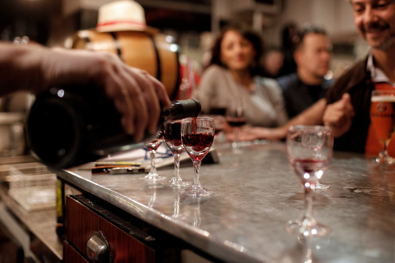 <b>Comercios que sirven alcohol podrán ofrecer un trago gratis</b> para visitantes vacundos, gracias a la nueva ley firmada por el gobernados J.B. Pritzker, el 2 de junio.