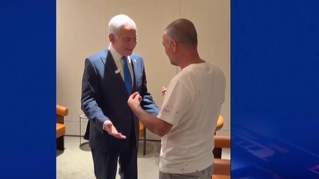 Netanyahu recibe a pasajeros del vuelo de Flydubai desviado a Arabia Saudita tras violento ataque