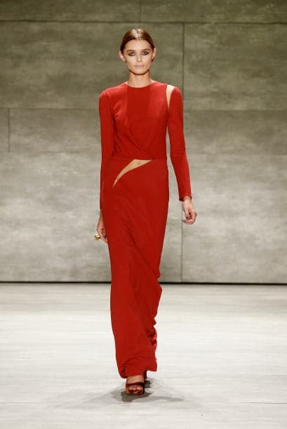 Si te gustan los 'crops' busca los que favorezcan más tu figura o que sean un detalle como el del brazo en este vestido de Ángel Sánchez.