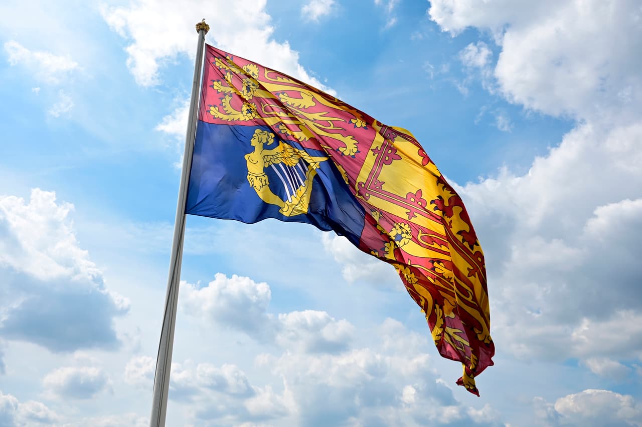 Como señalan los alineamientos sobre las banderas que publicó el gobierno británico poco después del anuncio de la muerte de la reina, el estandarte real nunca ondeará a media asta, incluso tras fallecer Isabel II.