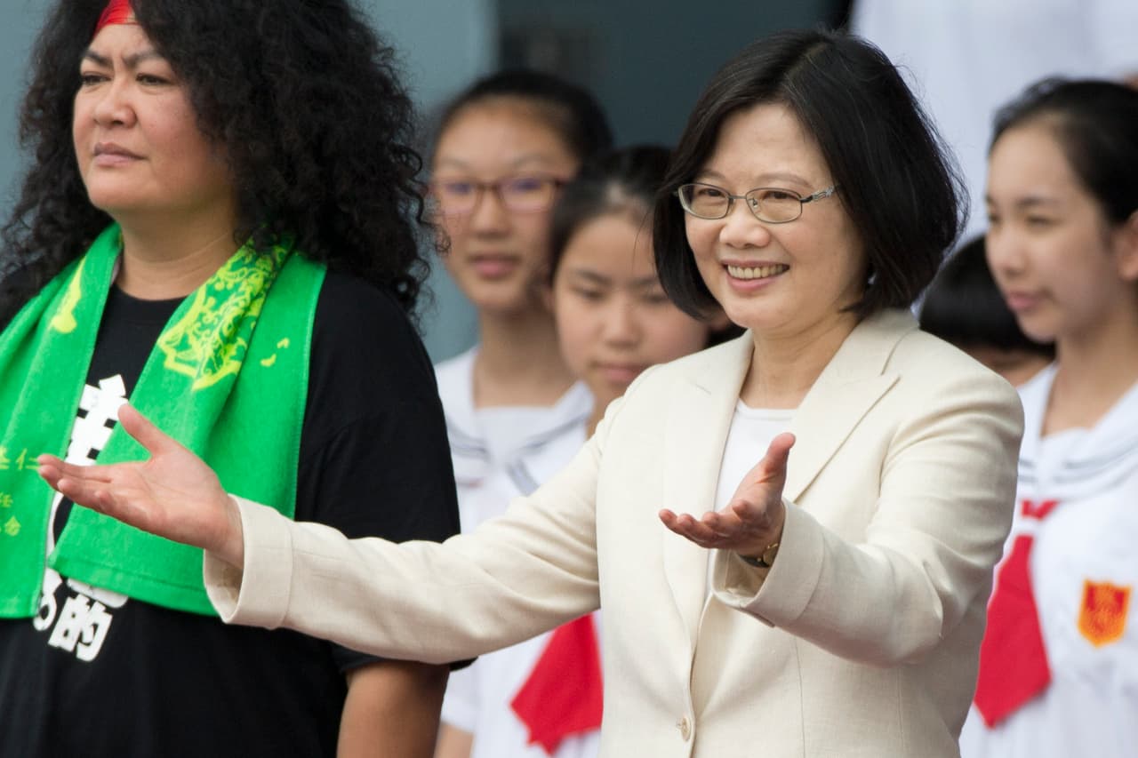 <b>Tsai Ing-wen</b>. Es la presidenta de Taiwán desde enero de 2016, y es la primera mujer en ocupar ese cargo. Abogada, con experiencia como profesora universitaria, llegó a la presidencia al obtener 56% de los votos para el Partido Democrático Progresista. Su promesa fue fortalecer el sistema democrático, la identidad nacional, la integridad territorial, y mantener una relación con China basada en lazos sostenibles, que no contemplan ni la unificación ni la independencia. Apoya a la comunidad LGBT y el matrimonio igualitario y, aunque ha visto mermado su apoyo popular por el descontento que han causado sus medidas en cuanto a la reforma de las pensiones y del mercado laboral, se impuso en las primarias del partido que representa y se presentará a un segundo mandato en las elecciones presidenciales de 2020.