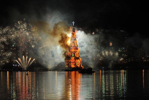 Iluminado por 3.1 millones de luces, está certificado por el libro Guinness de los Récords como el mayor árbol del mundo sobre el agua.
