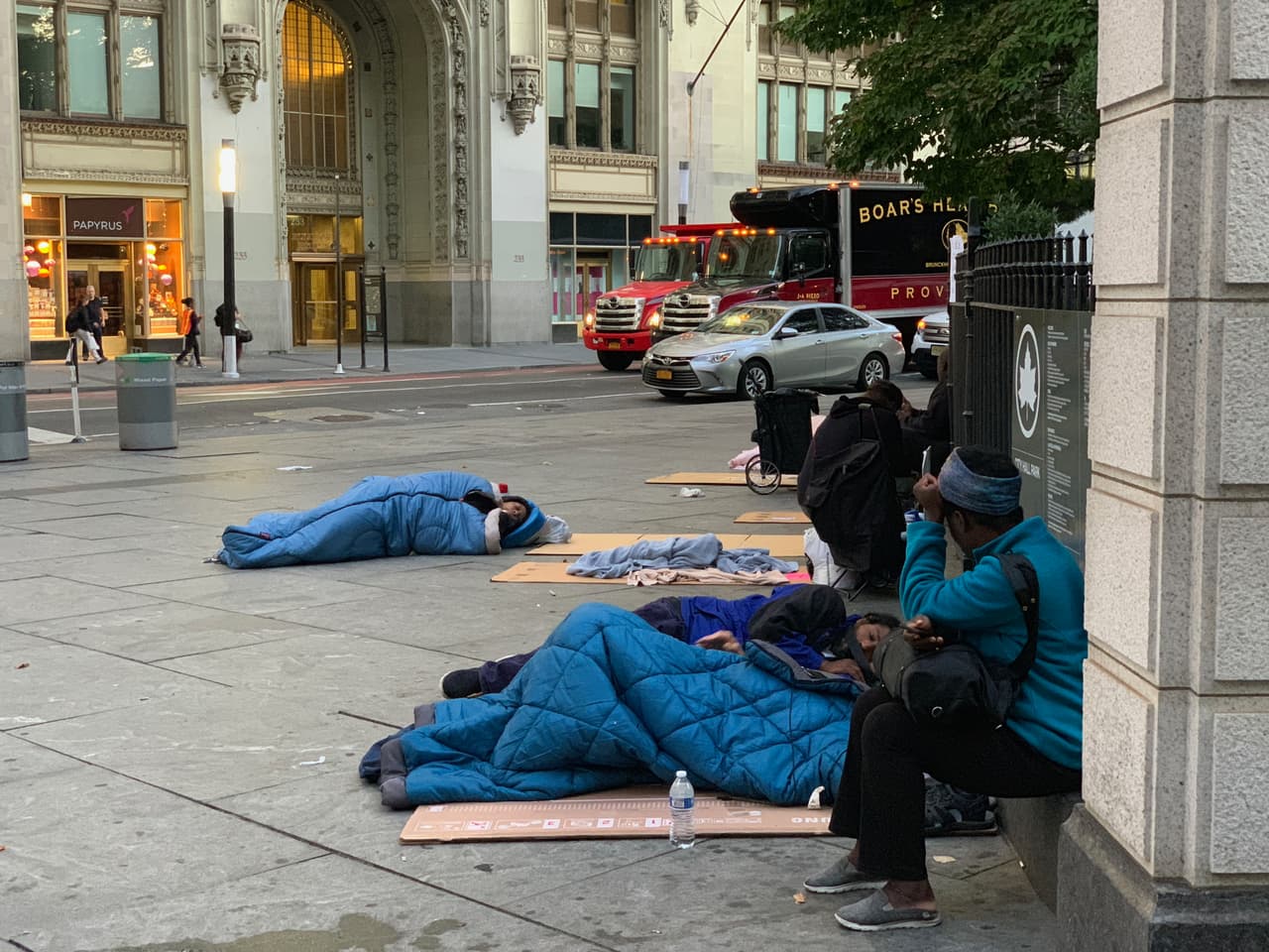 Defensores de los desamparados duermen frente a la alcaldía de Nueva York, exigen más viviendas asequibles