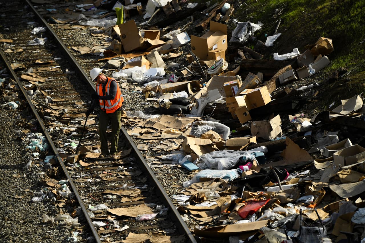 Un empleado de la empresa Union Pacific trabaja en una zona donde roban artículos de contenedores.