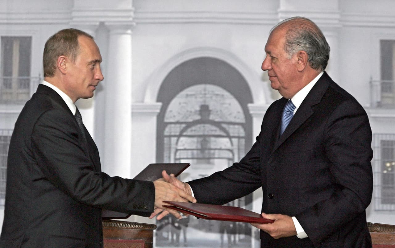 A finales de ese mismo año, en noviembre, el presidente ruso viajó a Santiago de Chile para participar en la cumbre del Foro de Cooperación Económica Asia-Pacífico. El presidente en funciones, Ricargo Lagos, se reunió con él en el Palacio de La Moneda. (Foto: Yuri Kadobnov / AFP / Getty Images).