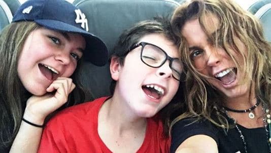 Incluso, Moussier puntualizó que su padre ya ha convivido con los hijos que ella procreó junto a Jorge Peralta.