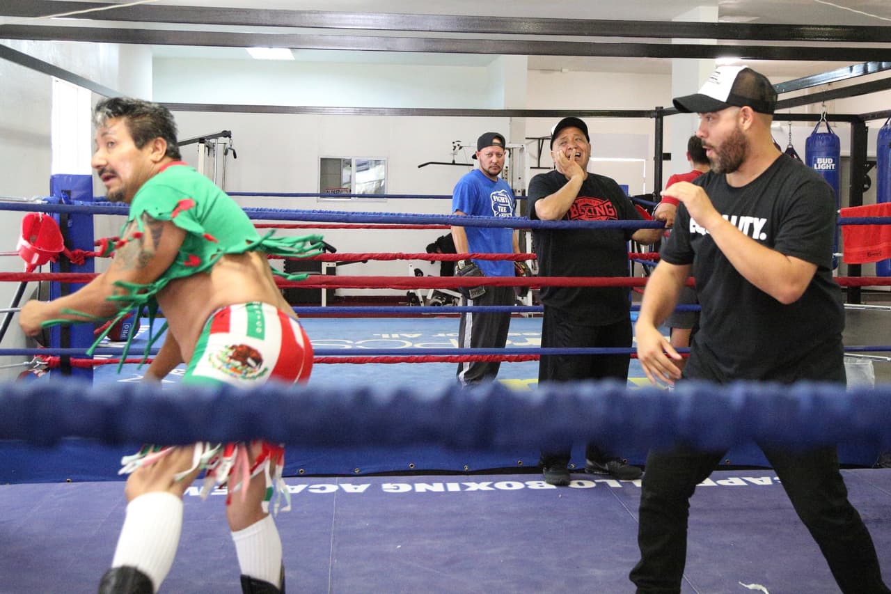 Así pagó la apuesta El Feo a Raúl 'El Pelón' después de la derrota de Julio César Chávez Jr.