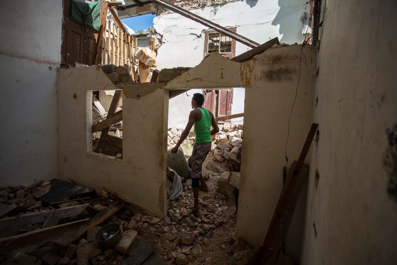 Un hombre recorre el edificio de apartamentos en el que vivía en La Habana, colapsado por el paso del huracán. La agencia AP dice que en este colapso dos personas murieron durante el paso del huracán Irma. 
<br>
<br>