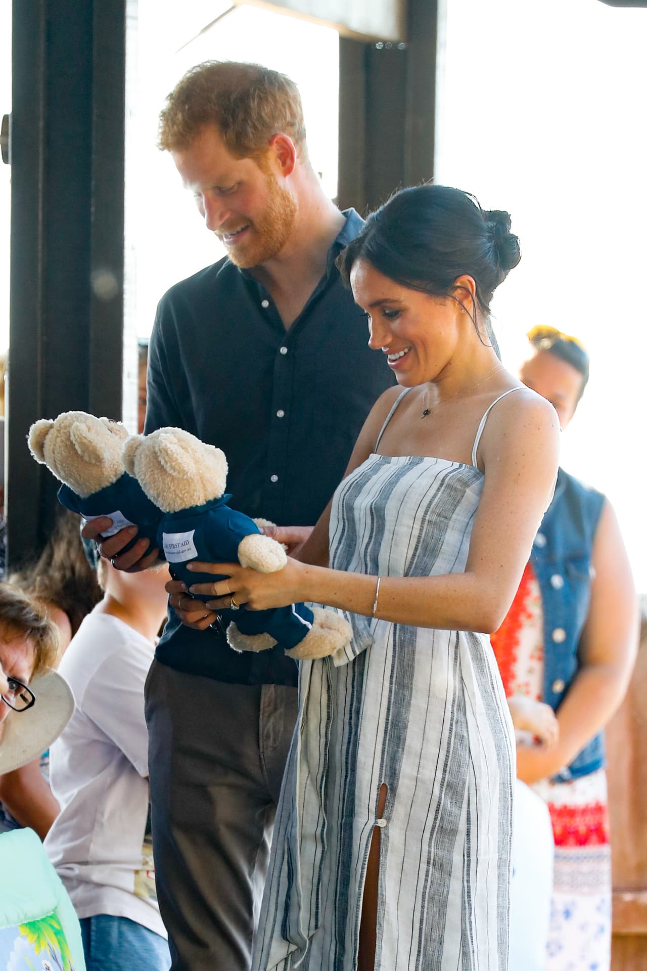 Por ejemplo, durante la visita real de la pareja a Oceanía, Meghan y Harry recibieron 74 peluches, 13 pares de botitas, 9 cobijas y otros regalos, de acuerdo a información divulgada por People.