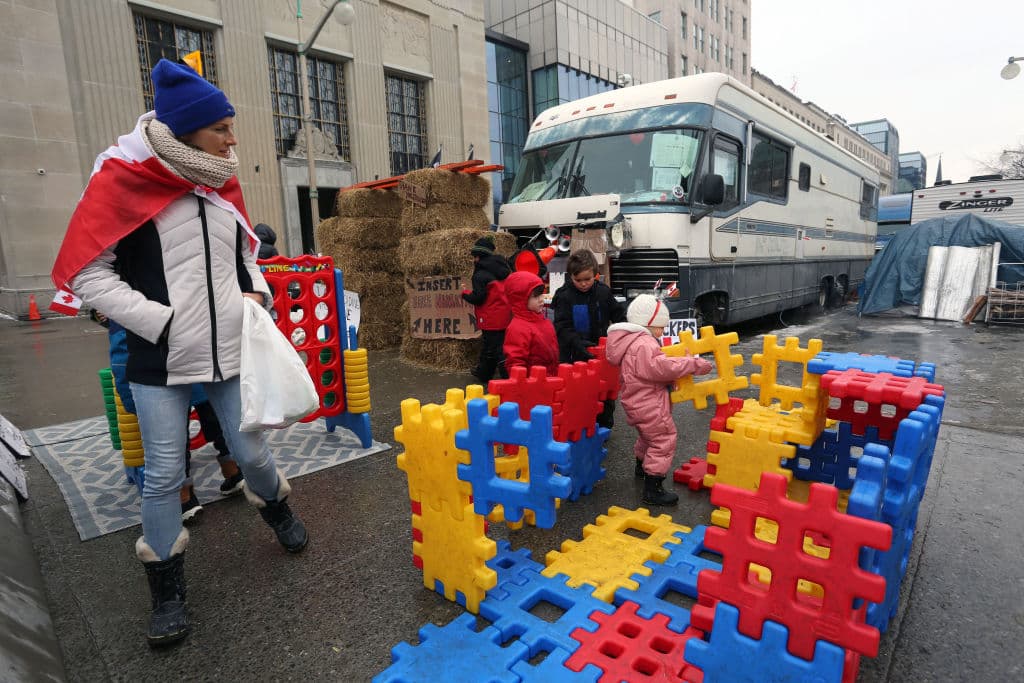 A la manifestación de los camioneros se han sumado los antivacunas, los contrarios a medidas sanitarias como el pasaporte covid para entrar en algunos lugares y otros grupos radicales que aseguran que no pararán hasta que el gobierno no anule todas las políticas para luchar contra la pandemia, algo que no es plausible.