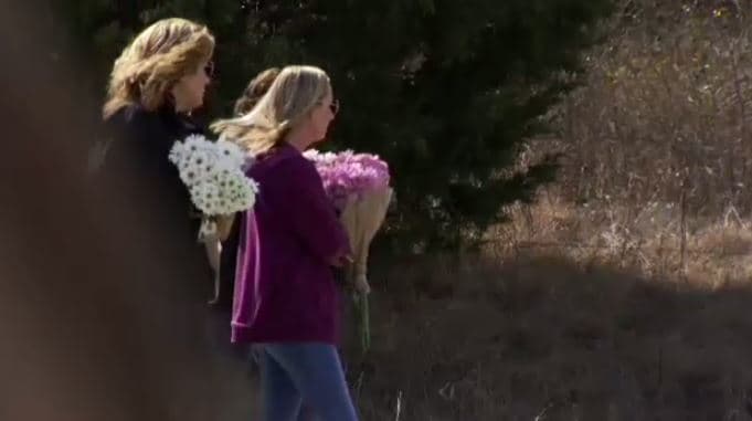 Jonni Hare, madre de Morris, estaba acompañada por otras dos mujeres, que también llevaron ramos de flores al lugar.