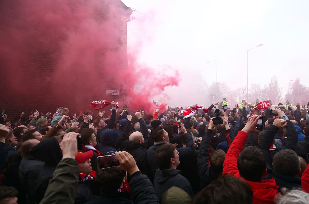 Miles de aficionados, en especial los locales, colmaron las calles aledañas de Anfield Road –así como sus tribunas– para recibir un partido con mucha expectativa como lo es el Liverpool vs. Manchester City en la ida de los cuartos de final de la Champions League. Quien más sufrió fue el camión de los visitantes, al que le lanzaron latas, botellas, entre otros objetos.