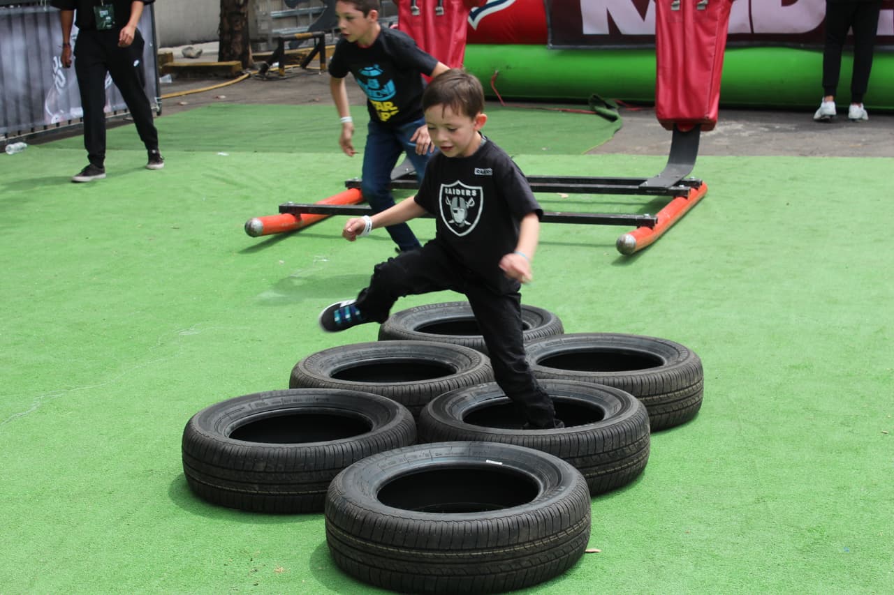 Te invitamos a disfrutar de las mejores imágenes de la visita de los Raiders al 'Coloso de Santa Ursula' promocionando el juego del próximo 21 de noviembre ante los Houston Texans.