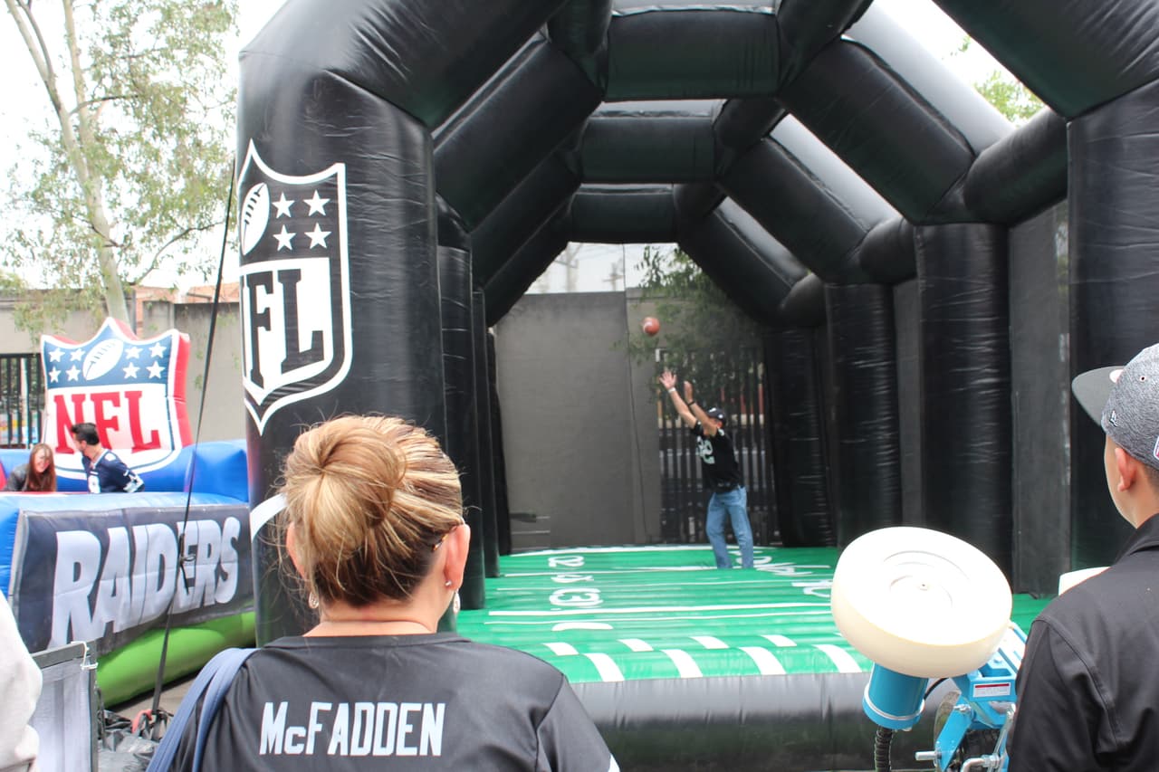 Te invitamos a disfrutar de las mejores imágenes de la visita de los Raiders al 'Coloso de Santa Ursula' promocionando el juego del próximo 21 de noviembre ante los Houston Texans.