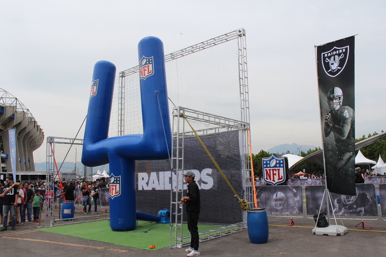 Te invitamos a disfrutar de las mejores imágenes de la visita de los Raiders al 'Coloso de Santa Ursula' promocionando el juego del próximo 21 de noviembre ante los Houston Texans.