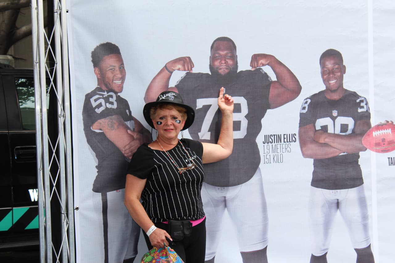 Te invitamos a disfrutar de las mejores imágenes de la visita de los Raiders al 'Coloso de Santa Ursula' promocionando el juego del próximo 21 de noviembre ante los Houston Texans.