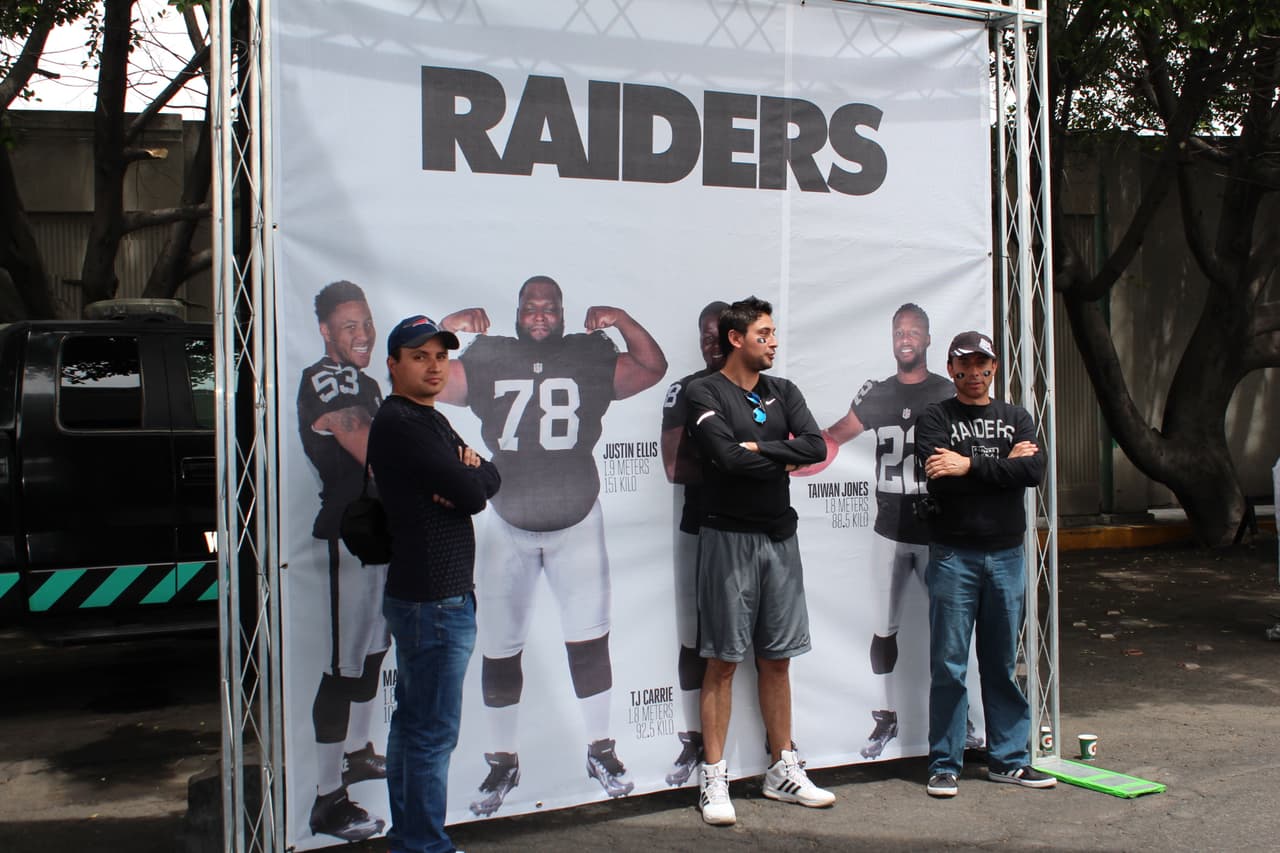 Te invitamos a disfrutar de las mejores imágenes de la visita de los Raiders al 'Coloso de Santa Ursula' promocionando el juego del próximo 21 de noviembre ante los Houston Texans.