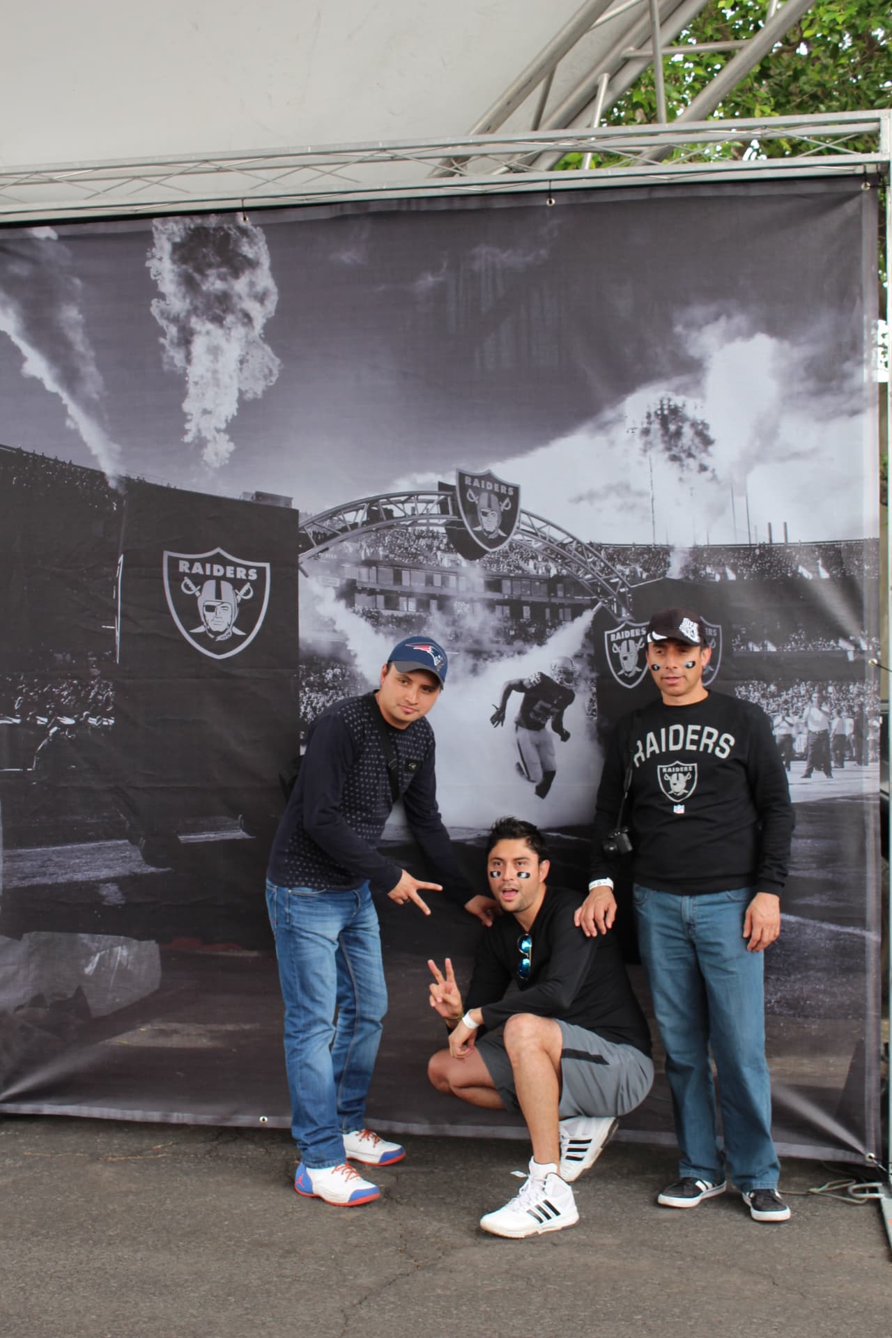Te invitamos a disfrutar de las mejores imágenes de la visita de los Raiders al 'Coloso de Santa Ursula' promocionando el juego del próximo 21 de noviembre ante los Houston Texans.