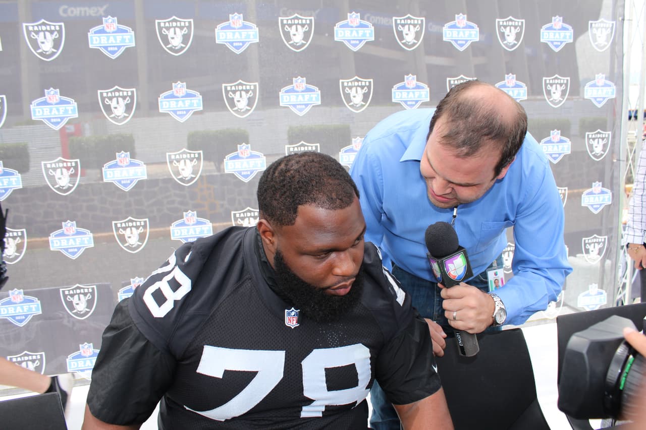 Te invitamos a disfrutar de las mejores imágenes de la visita de los Raiders al 'Coloso de Santa Ursula' promocionando el juego del próximo 21 de noviembre ante los Houston Texans.