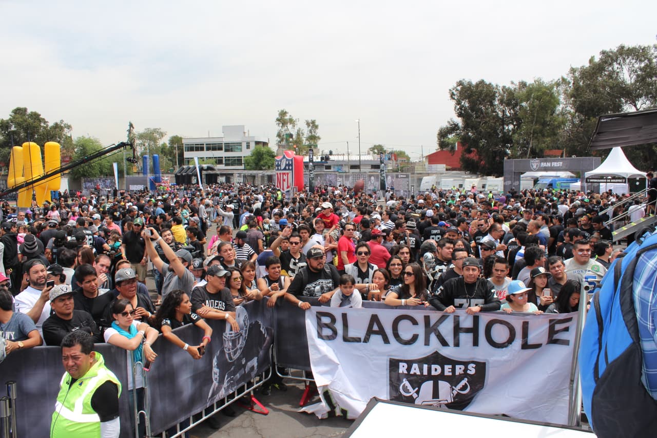 Te invitamos a disfrutar de las mejores imágenes de la visita de los Raiders al 'Coloso de Santa Ursula' promocionando el juego del próximo 21 de noviembre ante los Houston Texans.