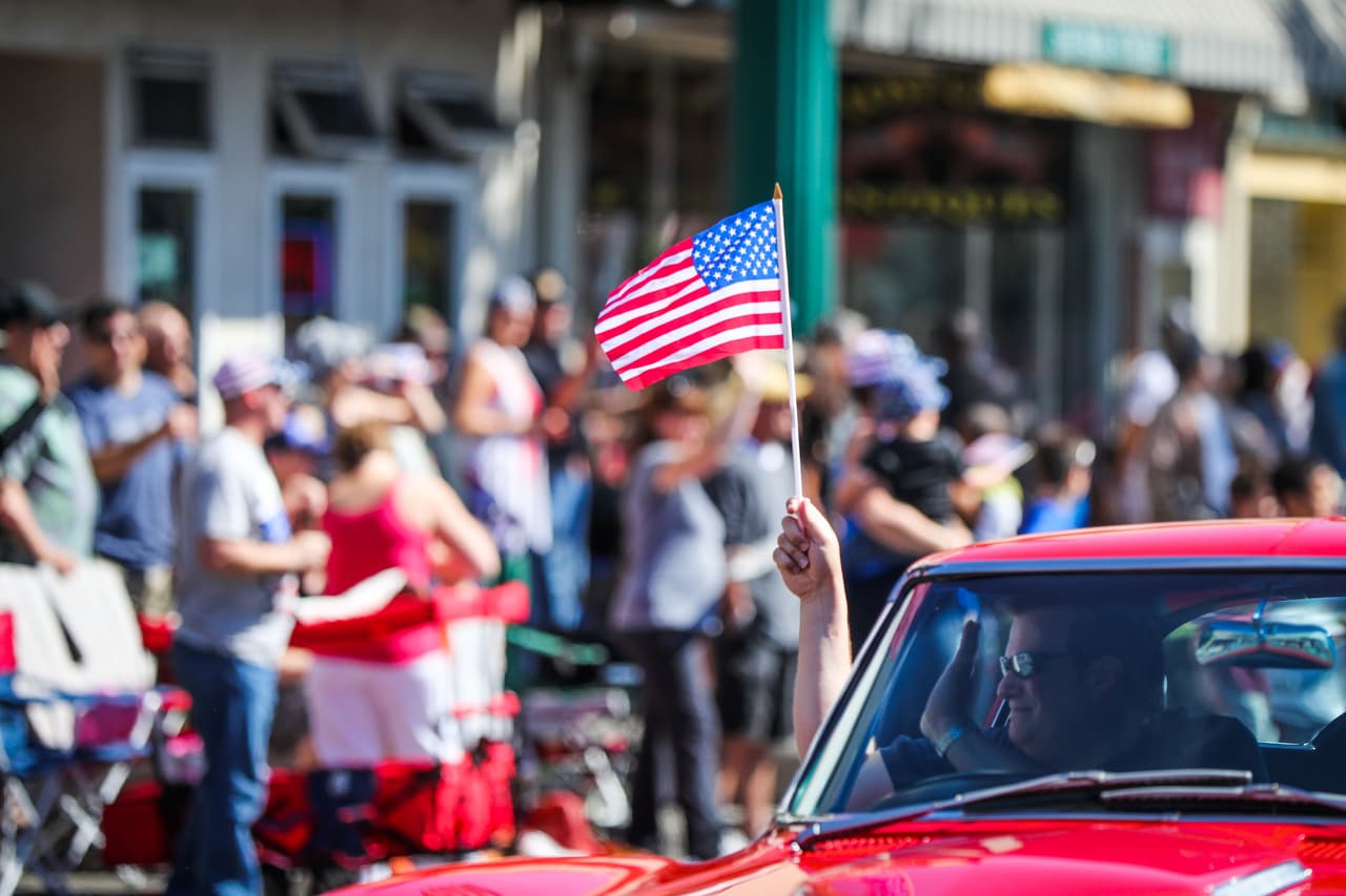 <b>Disfruta del desfile en autos en Apex</b>. Únete a la procesión de autos decorados por el centro de Apex que iniciará el sábado 3 a las 10:15 a.m. Al final de la ruta del desfile, se podrán refrescar bajo el rocío de la manguera contra incendios detrás de la Estación de Bomberos #1.