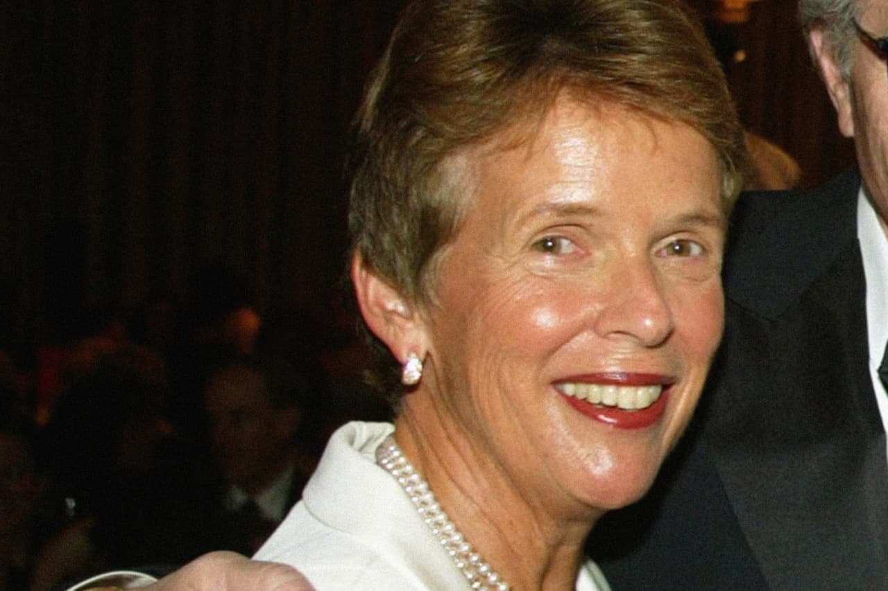 <b>Puesto 5. Karen Huntsman</b>
<br>
<br>Donaciones de por vida: 1,600 millones de dólares.
<br>
<br>Porcentaje del patrimonio neto donado: 40%.
<br>
<br>Patrimonio neto: 1,000 millones de dólares.
<br>
<br>Enfoque de sus aportes: salud y educación.
<br>
<br>Karen Huntsman es la viuda de Jon Huntsman Sr., cofundador del fabricante de productos químicos Huntsman Corporation. Tiene un papel activo en la administración de la Fundación Jon y Karen Huntsman, que se centra en la educación superior, la atención del cáncer y el desarrollo económico.
<br>