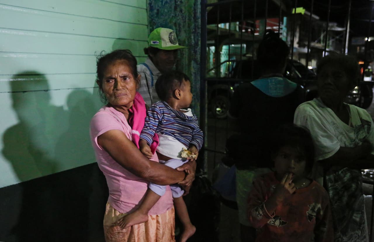 Habitantes de Bluefields, Nicaragua, esperan para ser trasladados a los refugios para resguardarse del huracán.