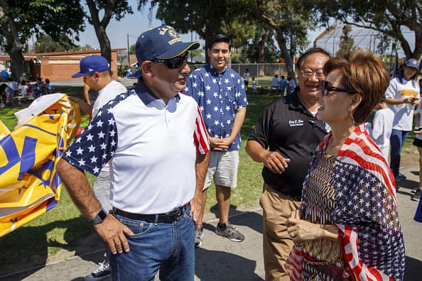 Los candidatos al congreso en California Gil Cisneros (demócrata) y Kim Young (republicana) se encontraron en el desfile en Hacienda Heights.