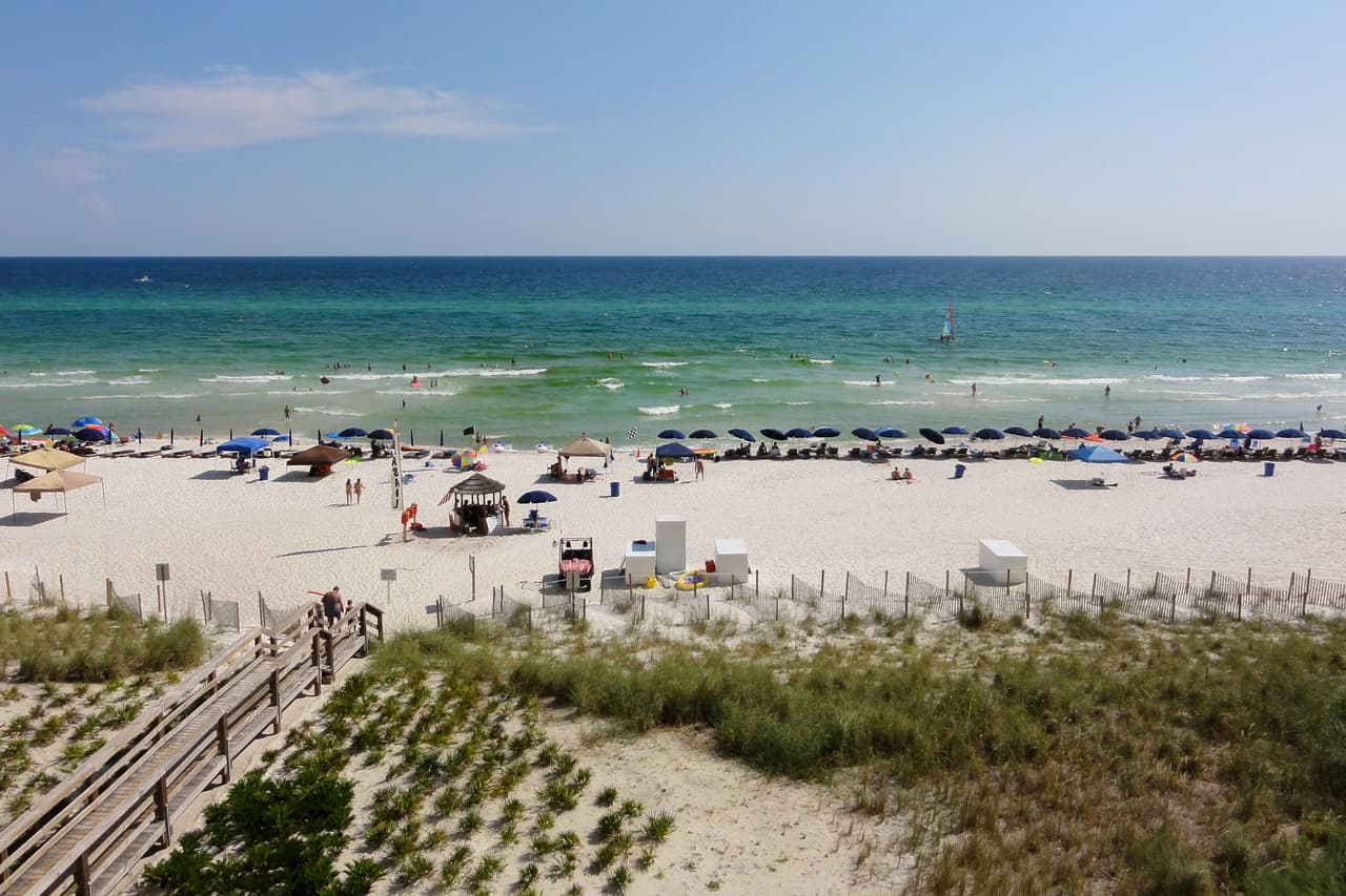 <h2 class="cms-H2-H2">4. Panama City Beach, Florida</h2>
<br>
<br>🌊 
<b>Nivel de peligro: </b>7.16/10
<br>
<br>🌊 
<b>Muertes por accidentes de surf desde 2010: </b>24
<br>
<br>🌊 
<b>Ataques de tiburones desde 2010: </b>2
<br>
<br>🌊 
<b>Huracanes registrados entre 1851 y 2020: </b>120
<br>