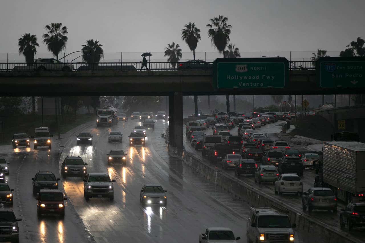 Caracterizada por tener el mejor clima de Estados Unidos, en California se están presentando unas condiciones ambientales inusuales, y el
<a href="https://twitter.com/NWSLosAngeles" target="_blank">Servicio Nacional de Meteorología</a> recién anunció que se aproximan nuevos ríos atmosféricos a la región.
<br>