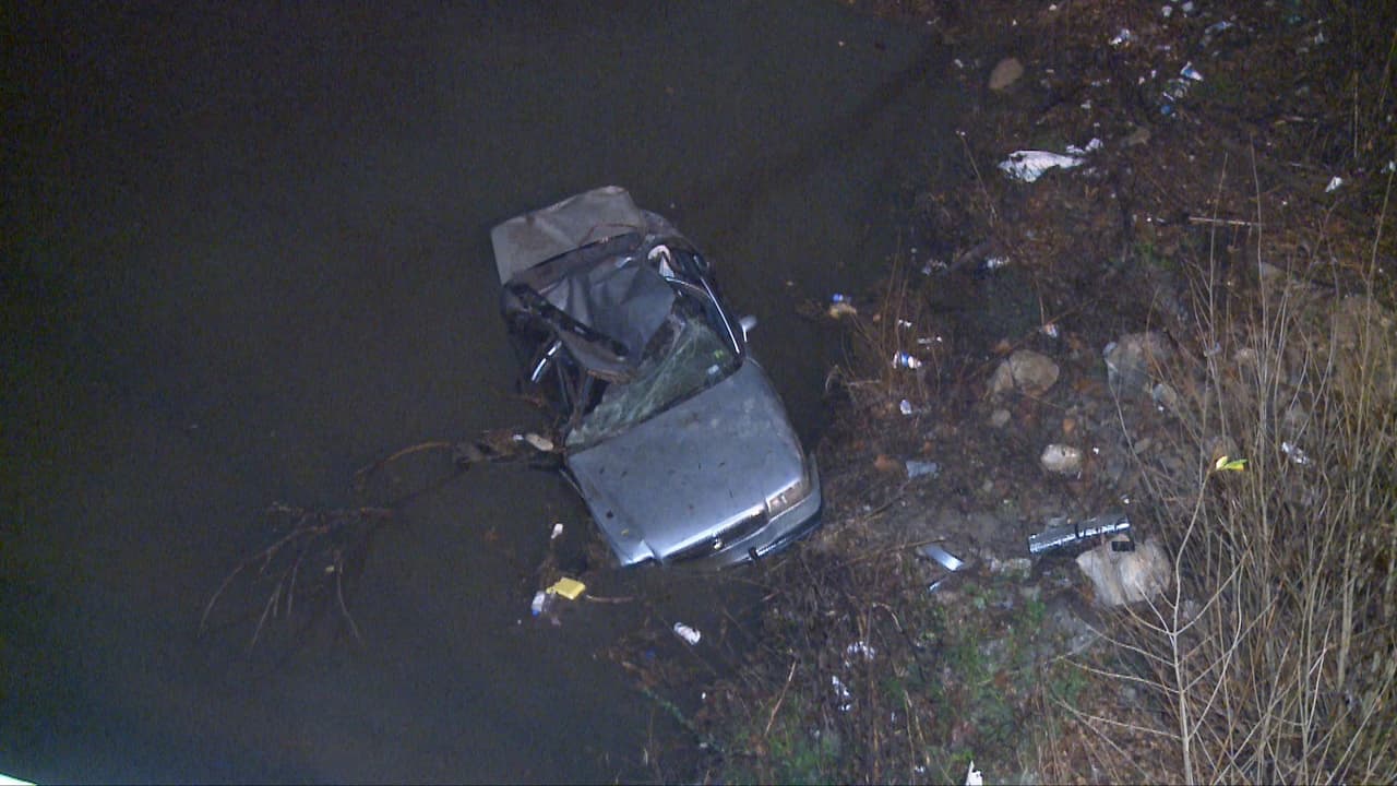 Encuentran vehículo robado sumergido en arroyo al norte de Austin