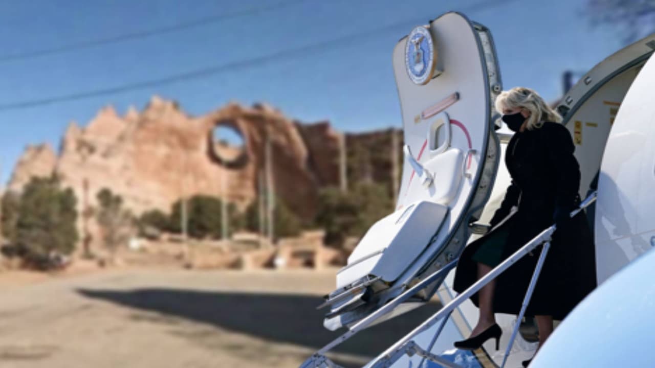 “El miércoles 21 de abril, la Primera Dama Jill Biden viajará a Albuquerque, Nuevo México. El
<b>jueves 22 de abril y el viernes 23 de abril</b>,
<b>la Primera Dama visitará la Nación Navajo en Window Rock, Arizona</b>”, se lee en un comunicado de la
<a href="https://www.univision.com/temas/casa-blanca">Casa Blanca.</a>
<br>