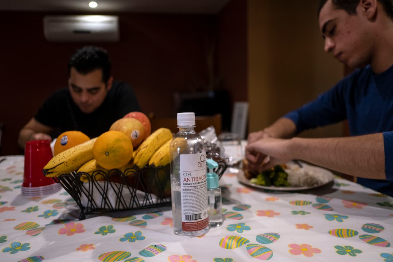 Una botella de gel desinfectante en la mesa donde Camacho se alimenta junto a su hermano y su madre, con quien vive en su departamento de Tijuana. Según un reporte citado por la agencia EFE el 8 de mayo, en el estado de Baja California se registraban 2,227 casos y 340 fallecidos a causa del covid-19.