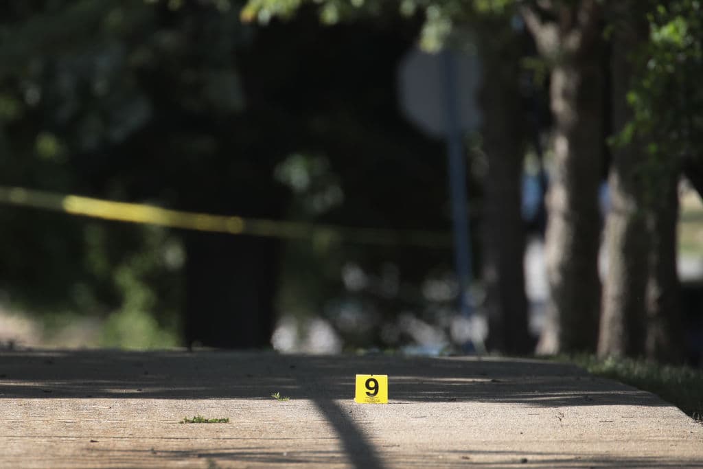 Reportan 5 muertos y 6 heridos en un tiroteo en el famoso bar Cook's Corner