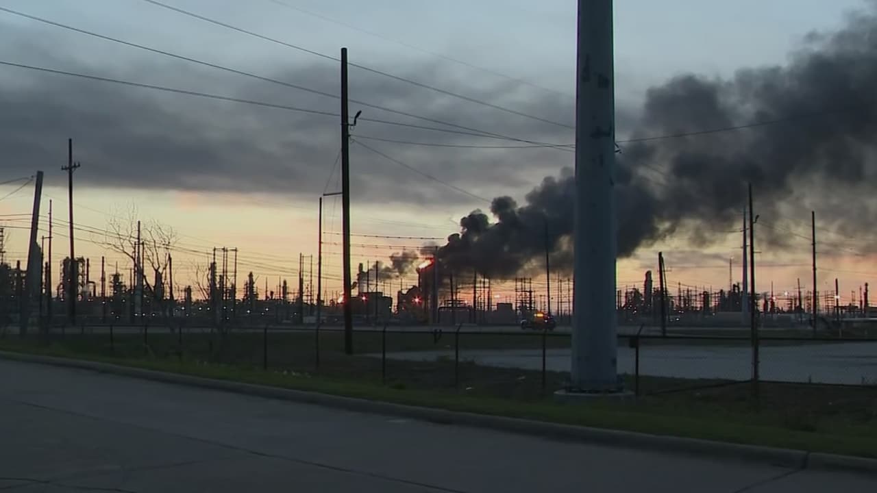 Explosión en refinería Valero en Port Arthur genera alerta de confinamiento
