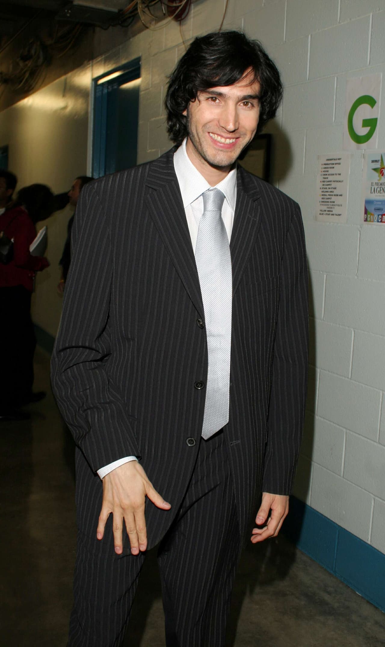 Poco después de cortarse el pelo, en el 2002 
<b>Benny Ibarra,</b> con su álbum 
<i>Todo o Nada, </i>consiguió un segundo disco de platino.