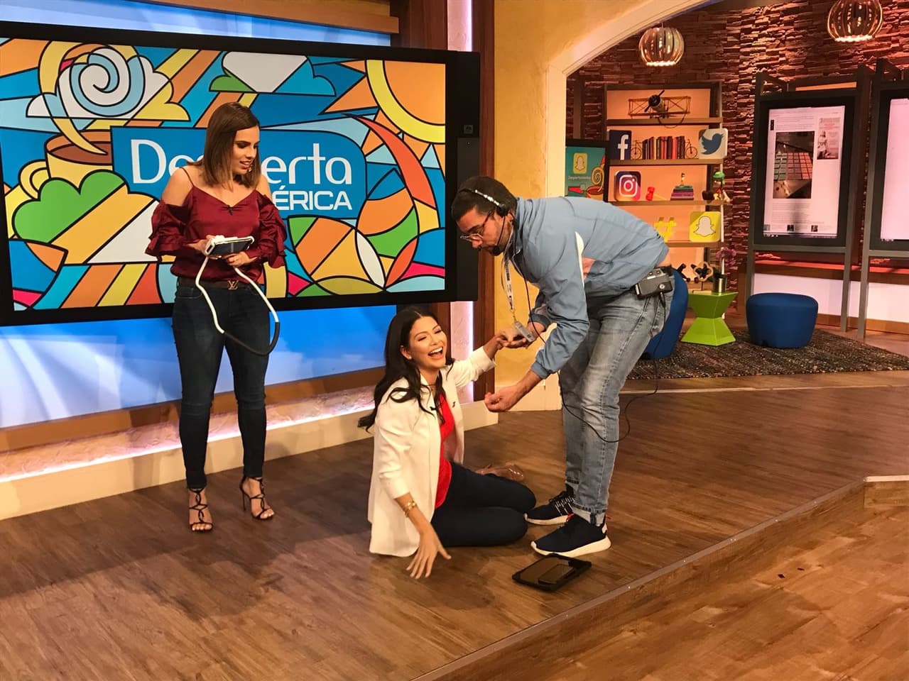 Acotarse fue fácil, levantarse no tanto. Con esa pancita, Ana Patricia tuvo que pedir un poquito de ayuda.