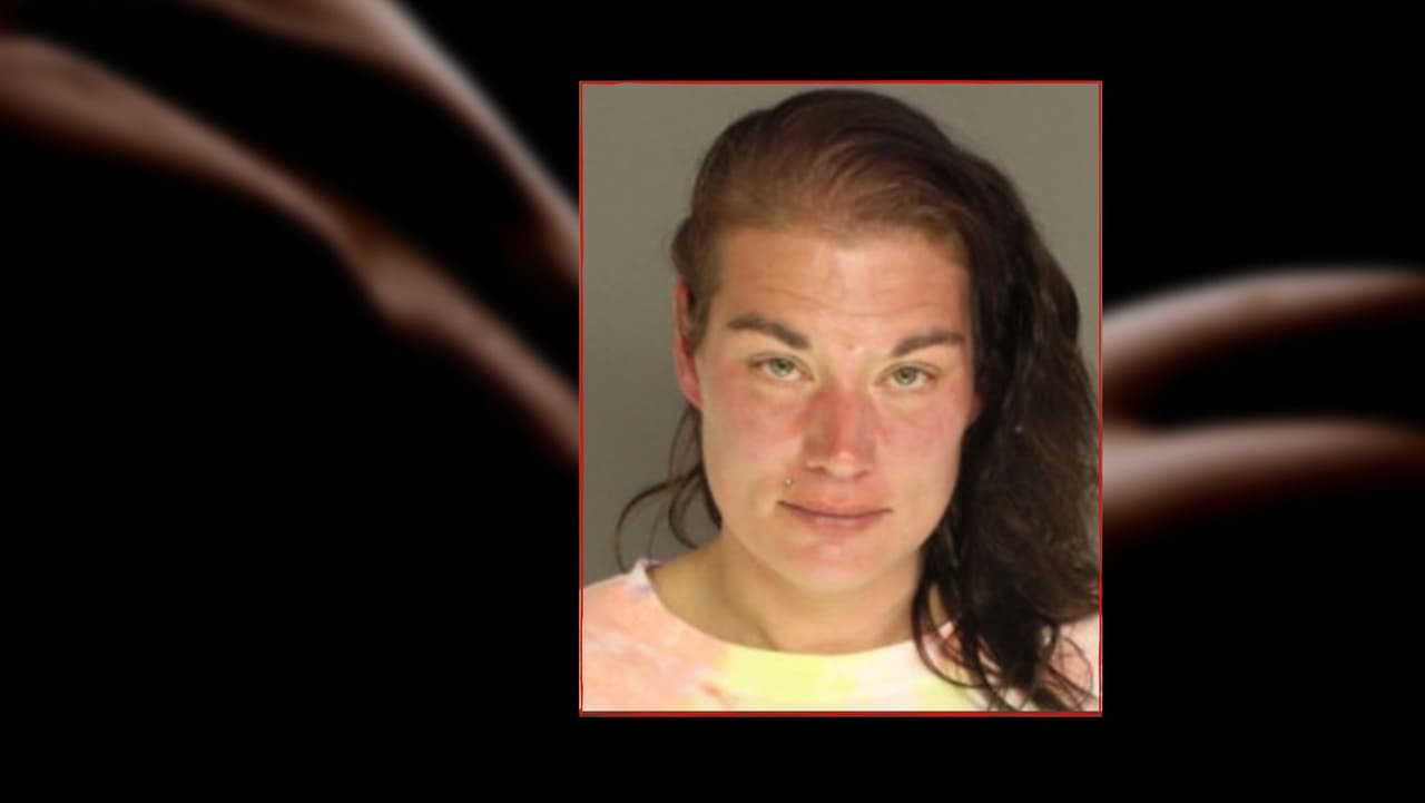 Se paseó desnuda por una gasolinera y ahora enfrenta cargos criminales